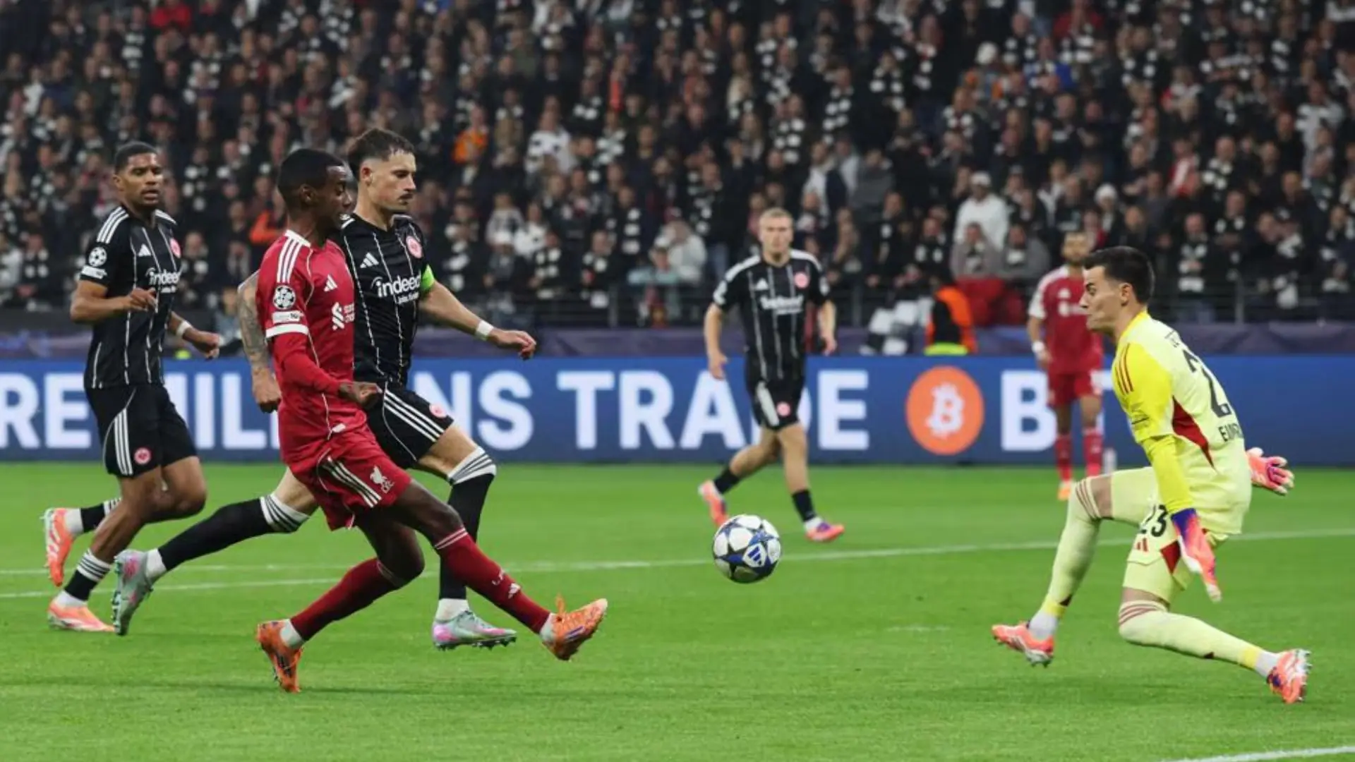 Thắng đậm Frankfurt, Liverpool chấm dứt chuỗi 4 trận thua